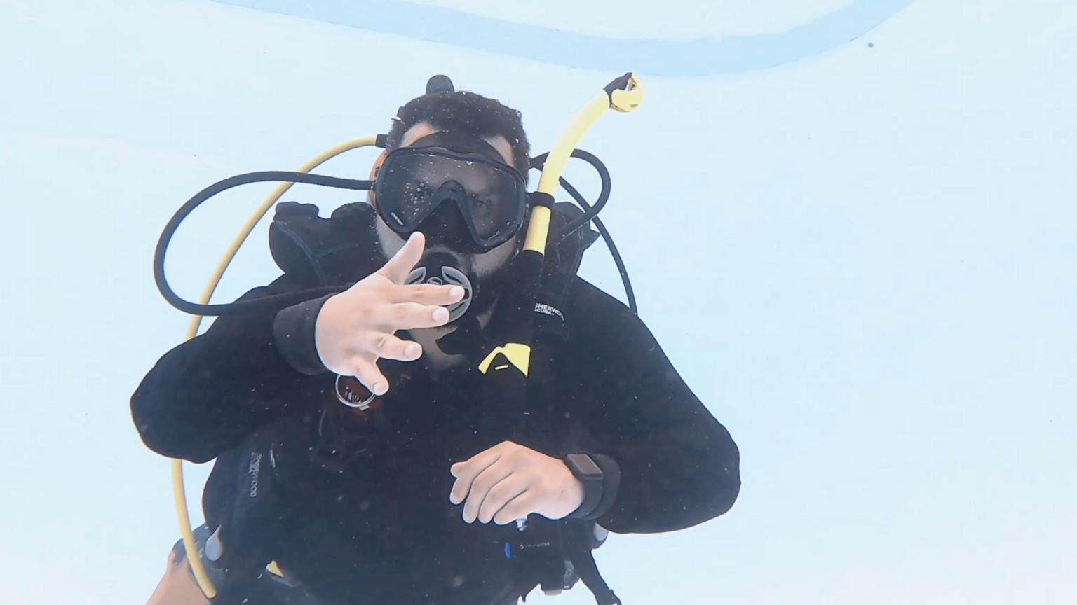 Scoby Hand Signal 25 Scuba Hand Signals Every Diver Must Know - Airkayaks