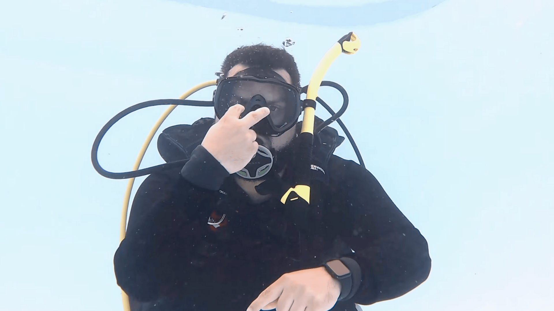Watch and Look scuba hand signal