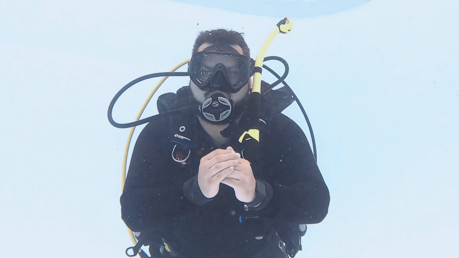 Scoby Hand Signal 25 Scuba Hand Signals Every Diver Must Know - Airkayaks