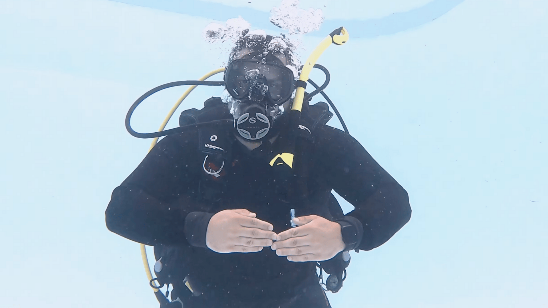 breathe calm Down scuba hand signal