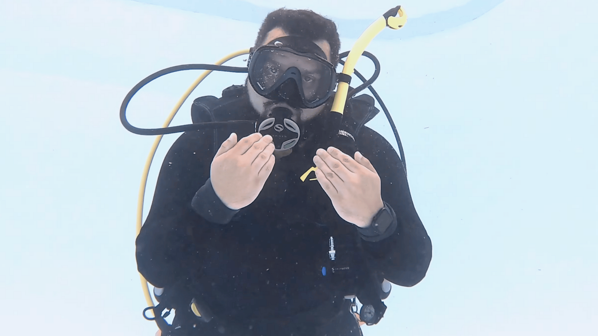 come here scuba hand signal