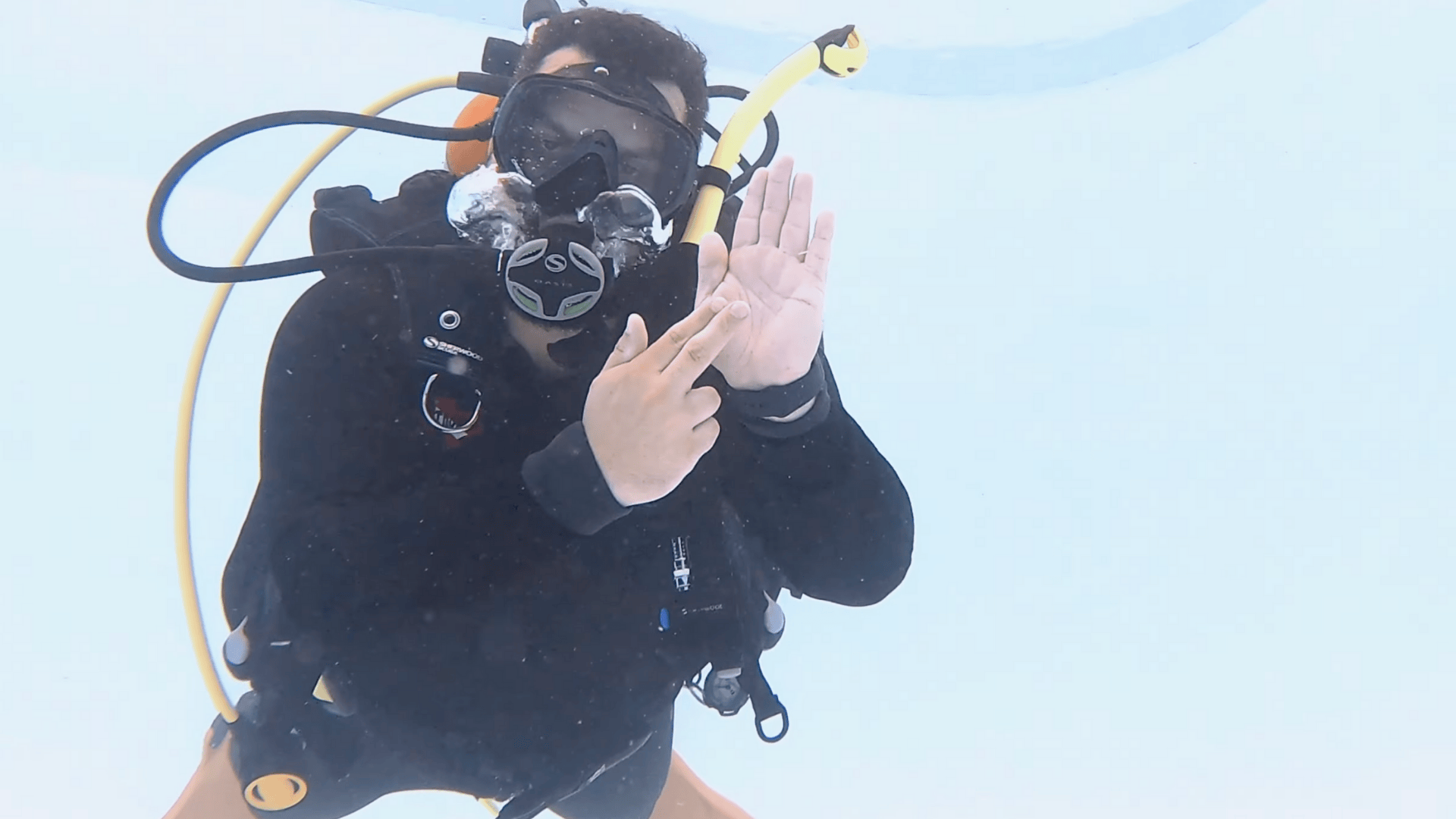 how much air scuba hand signal