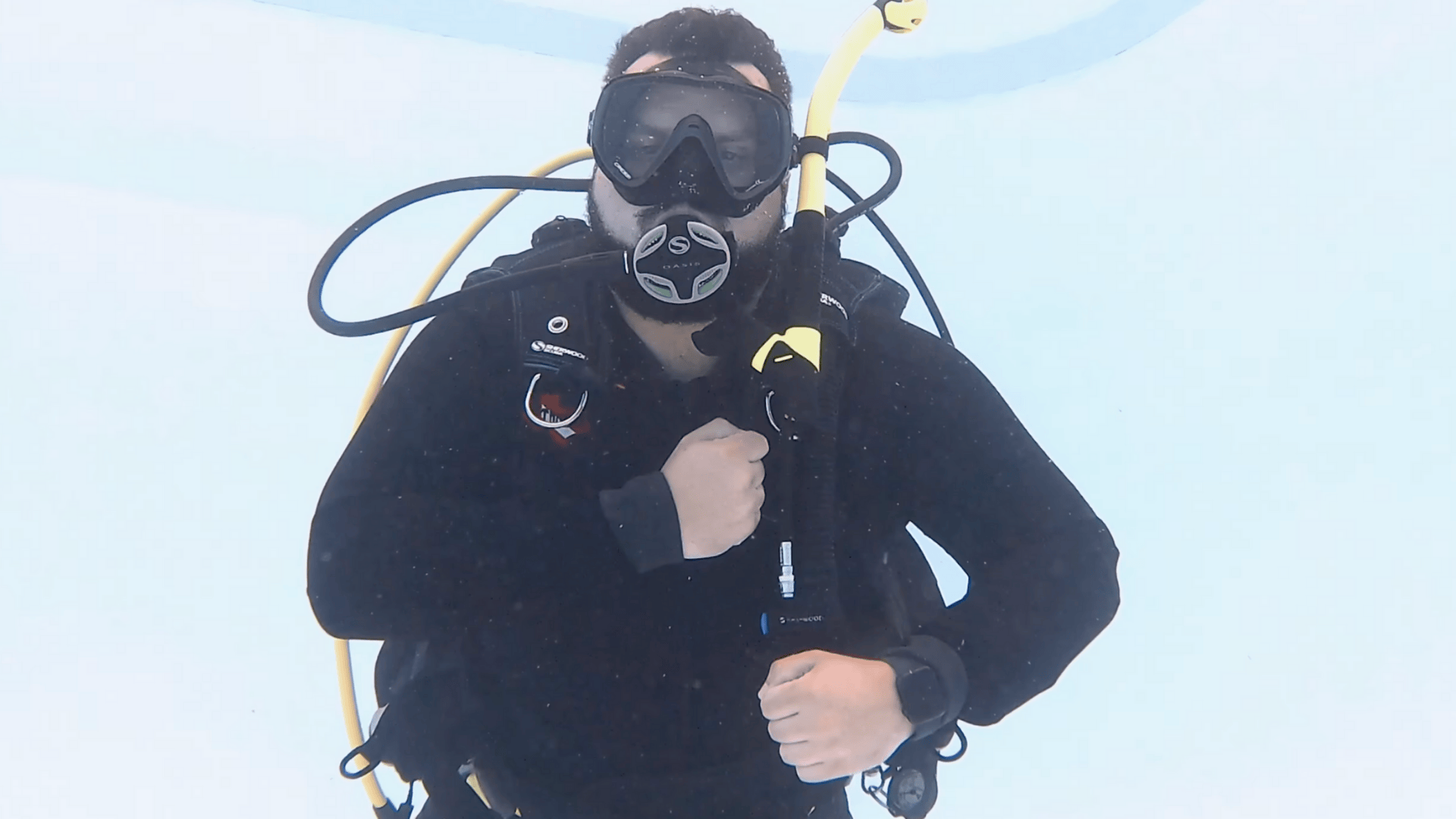 low air scuba hand signal
