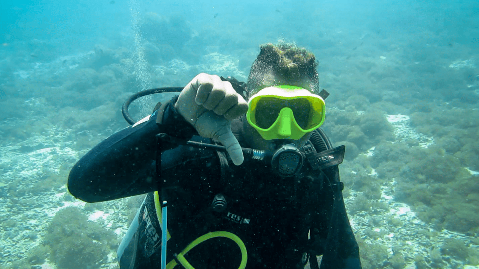 scuba thumbs down hand signal