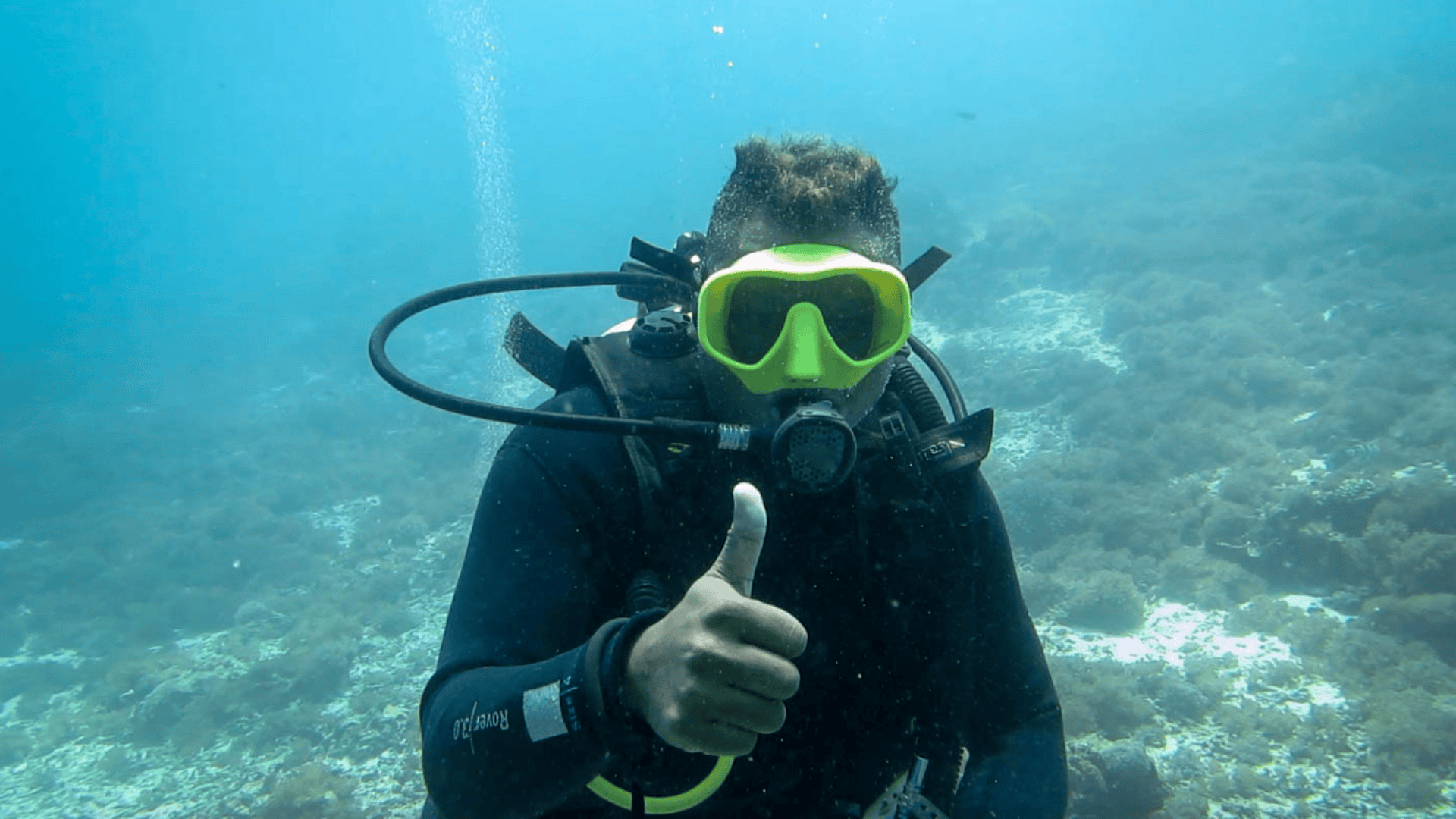 scuba thumbs up hand signal
