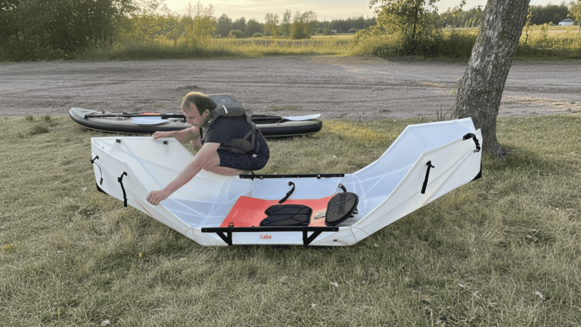 man-folding-oru-lake-kayak