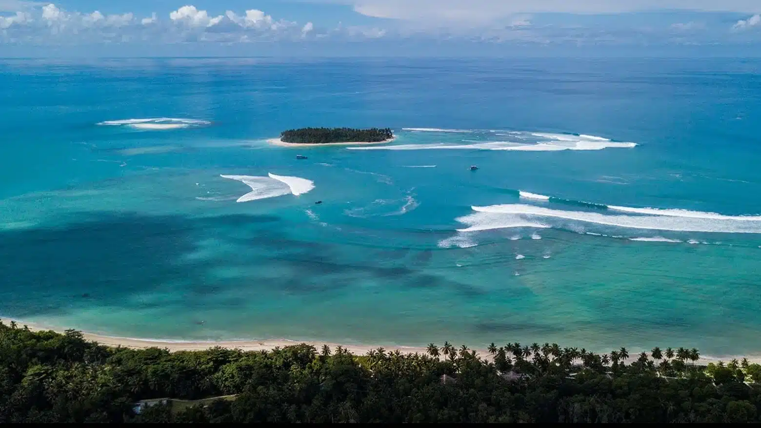 Surfing Spot Kandui, Mentawai Islands, Indonesia (1)