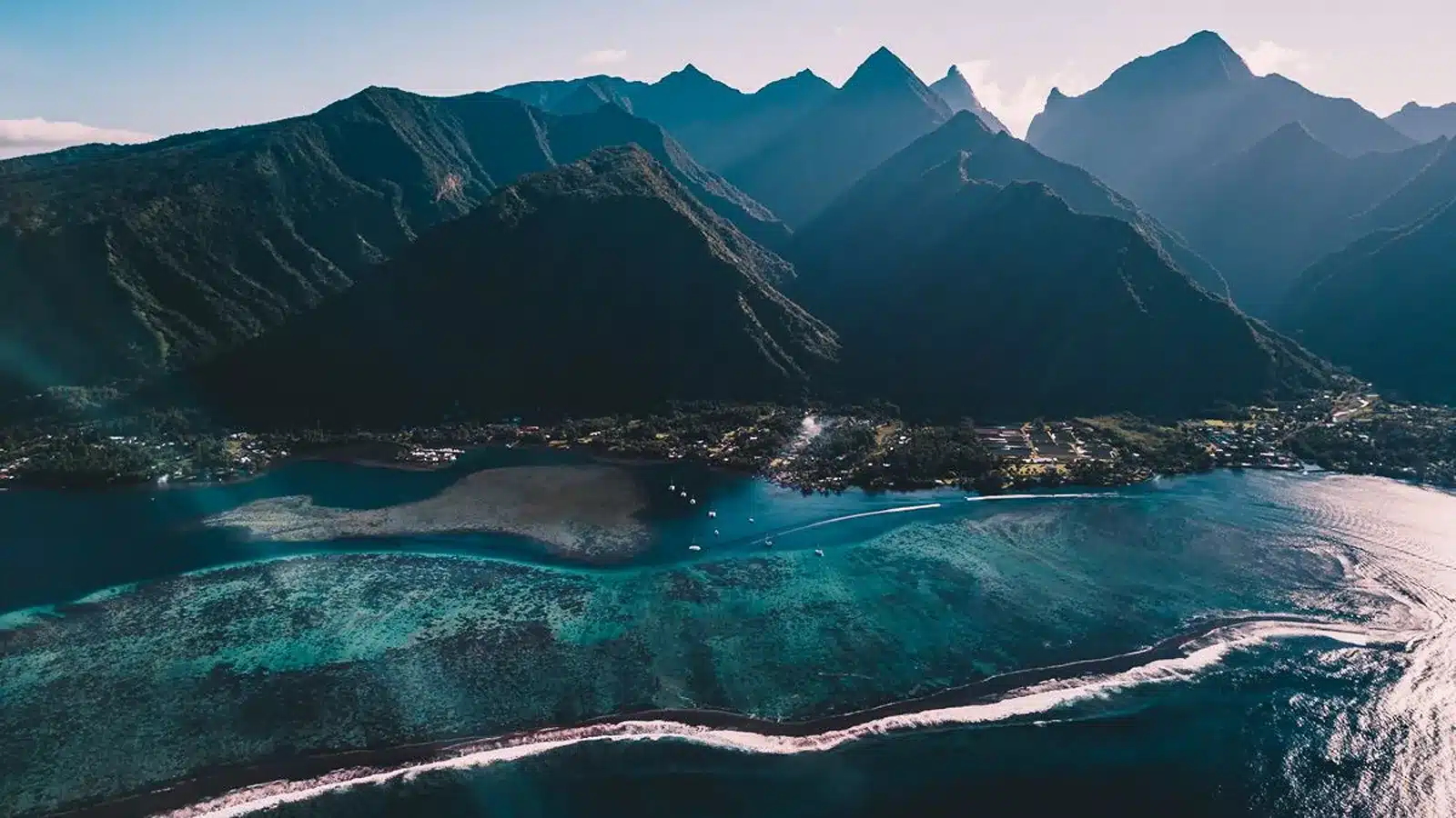Surfing spot Teahupo’o, Tahiti